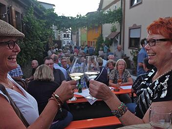 Besucher prosten sich in der Winzergasse zu. Foto: Gerd Schaar