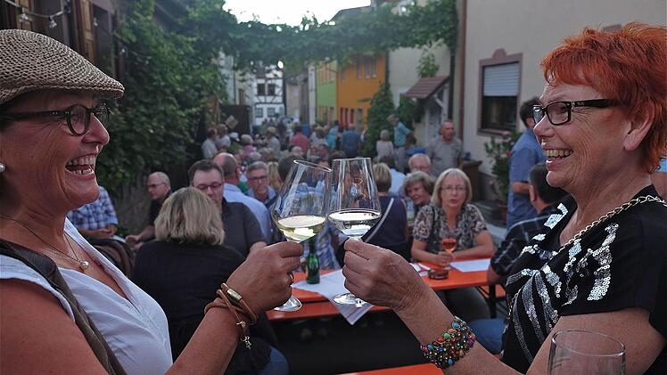 Besucher prosten sich in der Winzergasse zu. Foto: Gerd Schaar