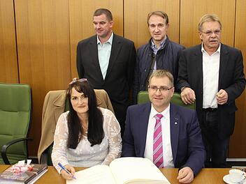 Petra und Christian Kohlmann trugen sich ebenso ins Goldene Buch der Stadt Kronach ein wie Stephan Höllein (stehend, links). Sie erhielten die Denkmalrose der Stadt Kronach. Mit im Bild (von rechts): Bürgermeister Wolfgang Beiergrößlein und Kreisheimatpfleger Robert Wachter  Foto: Friedwald Schedel