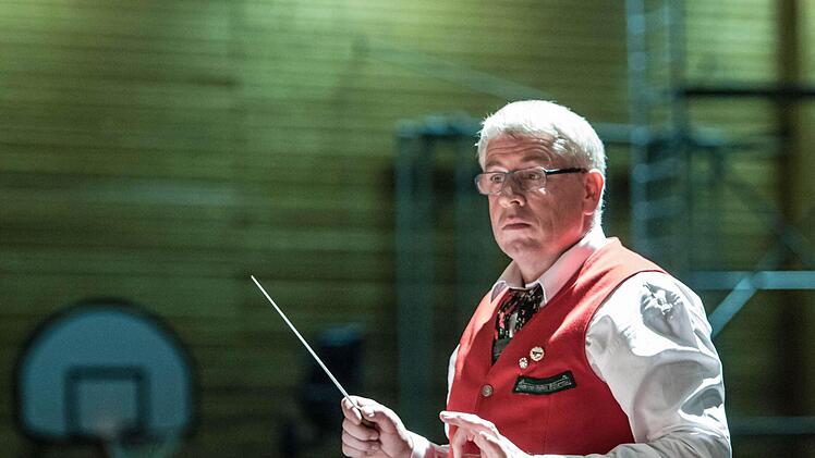 Gerhard Eller dirigierte das Jugendorchester.Foto: Jochen Berger