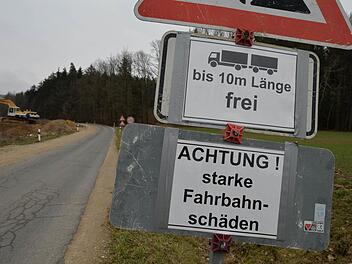 Priorität Nummer 1 hat die Sanierung der Straße nach Burglesau. Noch im Sommer soll sie erneuert werden. Die Frage der Breite und damit der Kosten wird derzeit geklärt. Geht der Förderantrag durch, werden die Maße Standard für andere Straßensanierungen. Foto: Ronald Rinklef