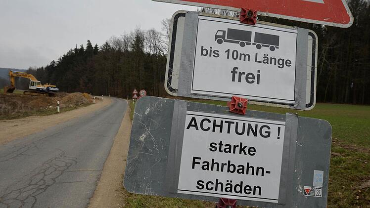 Priorität Nummer 1 hat die Sanierung der Straße nach Burglesau. Noch im Sommer soll sie erneuert werden. Die Frage der Breite und damit der Kosten wird derzeit geklärt. Geht der Förderantrag durch, werden die Maße Standard für andere Straßensanierungen. Foto: Ronald Rinklef