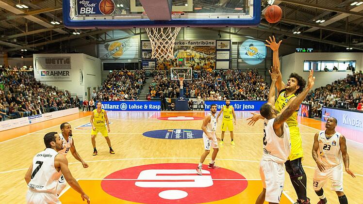 Assem Marei (am Ball) war mit 23 Punkten erfolgreichster Bayreuther in Jena. Foto: Christoph Worsch