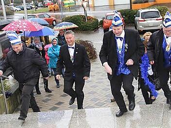 Pünktlich um 11. 11 Uhr stürmte die Ebensfelder Karnevals-Gesellschaft (EKG) das Rathaus. Foto: Gerda Völk