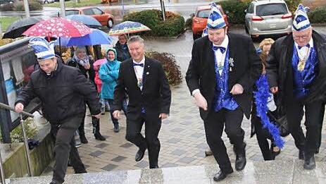 Pünktlich um 11. 11 Uhr stürmte die Ebensfelder Karnevals-Gesellschaft (EKG) das Rathaus. Foto: Gerda Völk