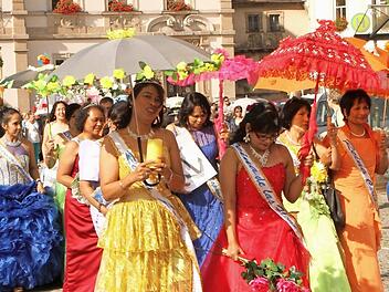 Festlich gekleidet sind die Philippinen bei der Feier ihres Festes. Foto: Günther Geiling