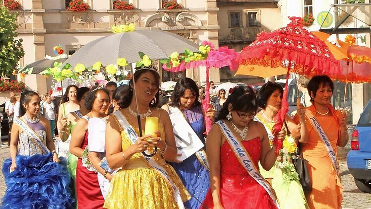 Festlich gekleidet sind die Philippinen bei der Feier ihres Festes. Foto: Günther Geiling