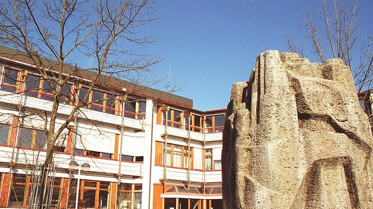 An den Fassaden der Berufsschule rund um den Haupteingang und den südlichen Innenhof werden in den kommenden eineinhalb Jahren sämtliche Fenster ausgetauscht. Foto: Archiv/Isolde Krapf