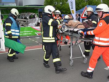 Wie eine Verletztenrettung nach einem Unfall abläuft, demonstrierten Dekra, Feuerwehr, Polizei und BRK bei einem nachgestellten Unfallszenario zum Auftakt der Motorrad-Sternfahrt.Dagmar Besand