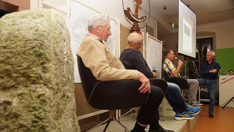 Die Feldgeschworenen Karl Heilmann, Walter Voullie und Gerhard Fella stellen sich den Fragen von Moderator Ernst Stross (rechts). Foto: Arkadius Guzy