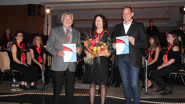 Bernhard Schwab (l.) und Clemens Vykydal überreichten Sandra Ebersberger die goldenen Ehrennadeln.   Foto: Richard Sänger