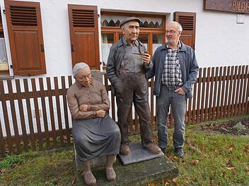 Herbert Holzheimer hat neue Skulpturen auf dem Grundstück vor seinem  Haus in Langenleiten aufgestellt. Eine seiner Lieblingsfiguren ist die Skulptur des  Kleinsassener Bauern Friedrich Weber. Foto: Marion Eckert