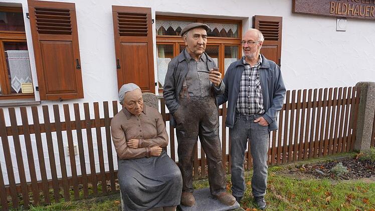 Herbert Holzheimer hat neue Skulpturen auf dem Grundstück vor seinem  Haus in Langenleiten aufgestellt. Eine seiner Lieblingsfiguren ist die Skulptur des  Kleinsassener Bauern Friedrich Weber. Foto: Marion Eckert