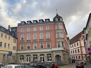 Bereits im vergangenen Jahr hatte es den Versuch gegeben, im Bereich Theatergasse/Salzmarkt zusätzliche Flächen für Außengastronomie zu schaffen. Erfolglos.