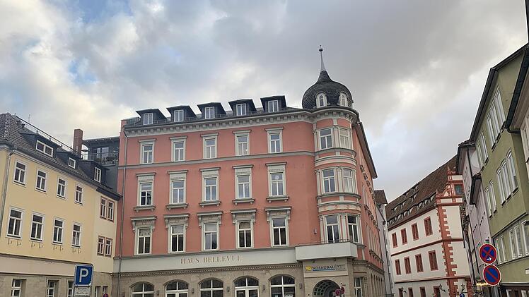 Bereits im vergangenen Jahr hatte es den Versuch gegeben, im Bereich Theatergasse/Salzmarkt zusätzliche Flächen für Außengastronomie zu schaffen. Erfolglos.