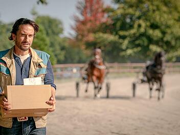 Als Paketbote liefert Henry (Oliver Mommsen) gelegentlich auch an der Trabrennbahn aus. Das bringt ihn bald auf eine Idee.