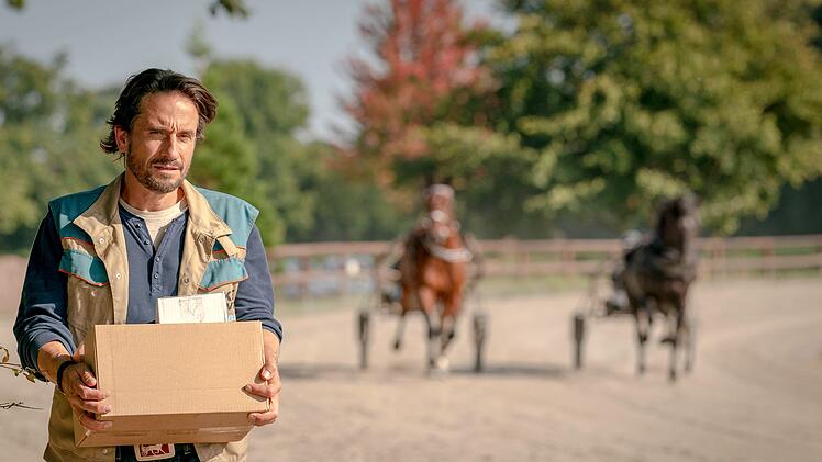 Als Paketbote liefert Henry (Oliver Mommsen) gelegentlich auch an der Trabrennbahn aus. Das bringt ihn bald auf eine Idee.