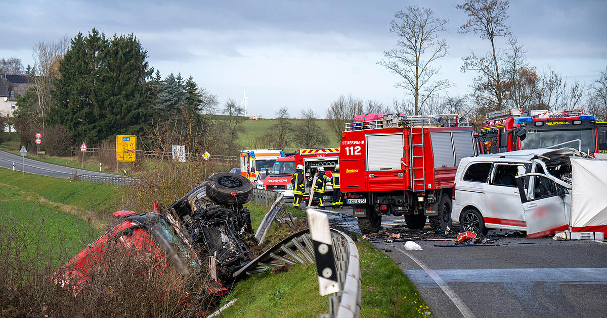 Horror-Unfall auf Bundesstraße: Drei Erwachsene und ein Kind (7) sterben