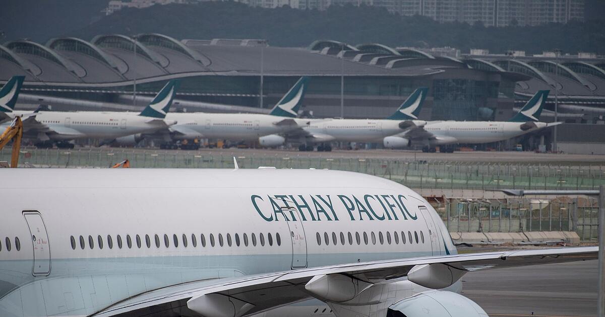 Passagier-will-T-r-w-hrend-Flug-nach-Hongkong-ffnen