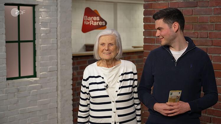 Jan Cizek machte mit 3.000 Euro ein Gebot, das sonst niemand &uuml;berbieten wollte: "Das ist museal! Das ist so ein sch&ouml;nes St&uuml;ck!" Christine und Ferdinand strahlten: "Es ist extrem gut gelaufen. Wir haben unseren Wunschpreis erzielt, haben die Expertise verdreifacht."