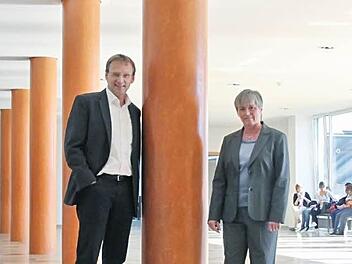 Hochschulpräsident Professor Michael Pötzl und Kanzlerin Maria Knott-Lutze in der Säulenhalle. Dieser Teil der Hochschule ist schon saniert. Bis 2020 werden die Bauarbeiten auf dem Campus dauern. Foto: Simone Bastian