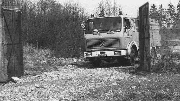 Die Grenze ist auf: Die ersten Fahrzeuge rollen durch den Eisernen Vorhang (Feuerwehr bei Ermershausen).