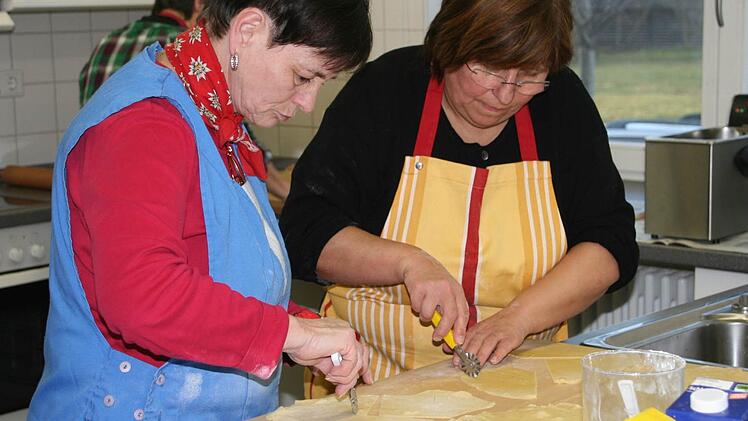 Liselotte Sauerbrei und Ilse Zeller arbeiten konzentriert. Foto: Daniela Röllinger