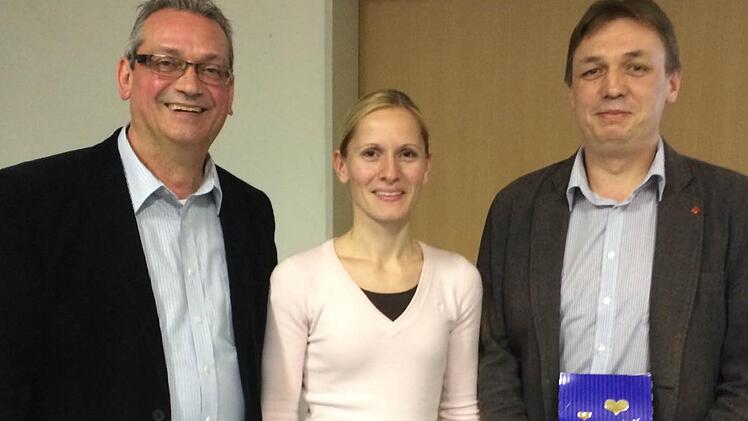 Christina Füller (Mitte) ist neue 2. Vorsitzende des St.-Johannes-Vereins. Sie löst Frank Veth (rechts) ab. 1. Vorsitzender Jürgen Weigand (links) dankte den beiden für ihr Engagement. Foto: Günther Straub