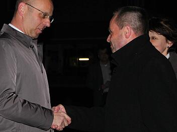 Ein Händedruck unter Herausforderern: Wolfgang Illek und seine Frau gratulieren dem neuen Bürgermeister Gerd Kleinhenz. Foto: Ulrike Müller