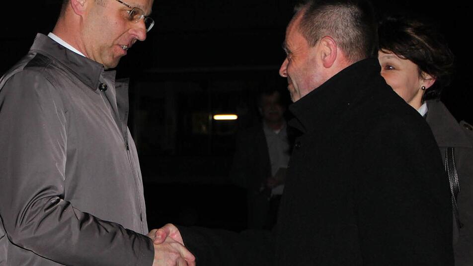 Ein Händedruck unter Herausforderern: Wolfgang Illek und seine Frau gratulieren dem neuen Bürgermeister Gerd Kleinhenz. Foto: Ulrike Müller Ein Händedruck unter Herausforderern: Wolfgang Illek und seine Frau gratulieren dem neuen Bürgermeister Gerd Kleinhenz. Foto: Ulrike Müller
