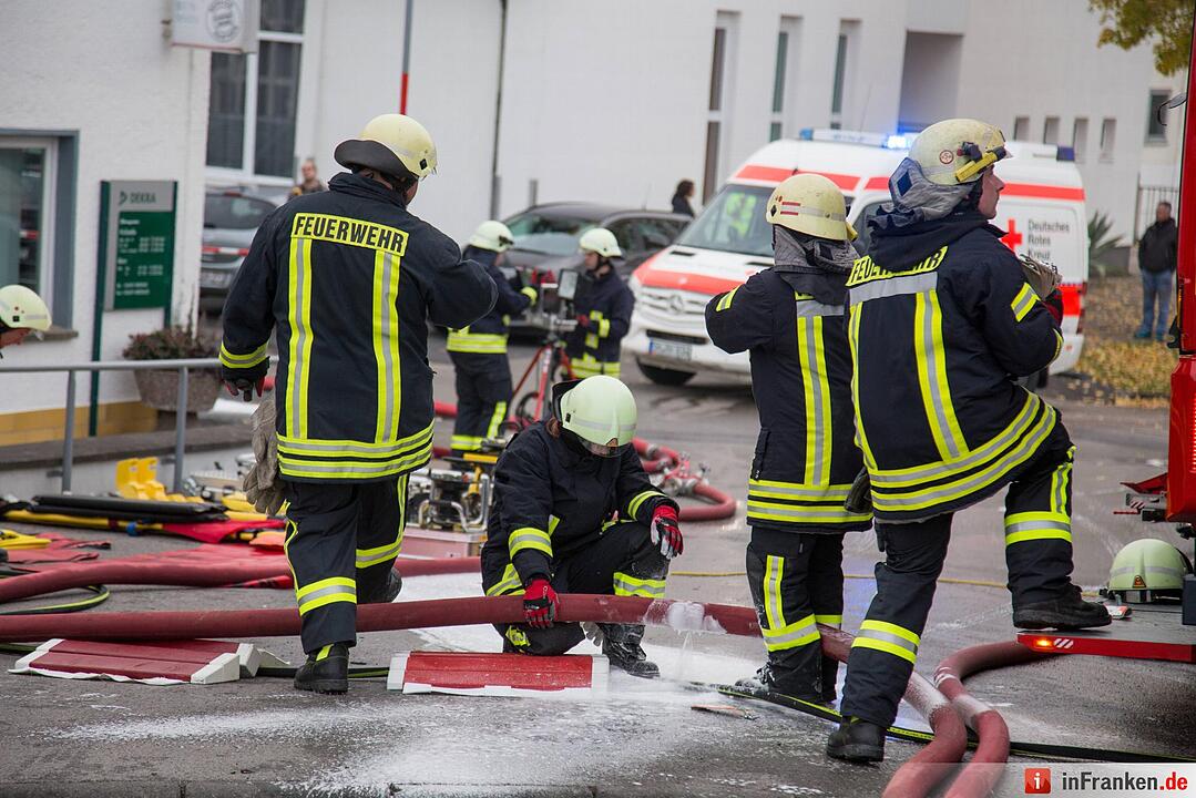 Lkw-Fahrer stirbt nach Fahrt in Autohaus bei Meiningen