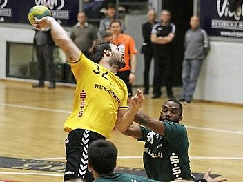 Adnan Harmandic wurde teilweise von den beherzt zupackenden Spielern der HG Saarlouis in Manndeckung genommen. Trotzdem setzte sich der Coburger Mittelmann desöfteren gut in Szene. Fotos: Iris Bilek