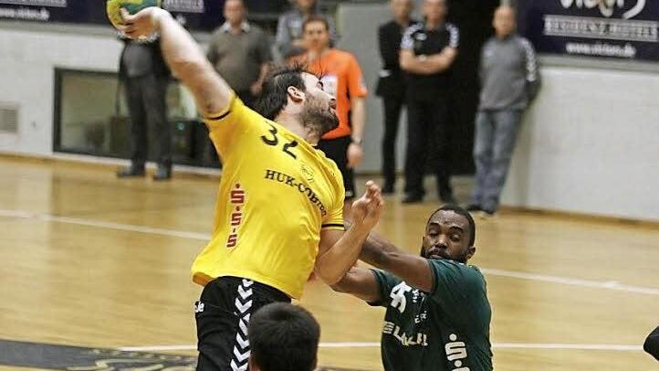 Adnan Harmandic wurde teilweise von den beherzt zupackenden Spielern der HG Saarlouis in Manndeckung genommen. Trotzdem setzte sich der Coburger Mittelmann desöfteren gut in Szene. Fotos: Iris Bilek