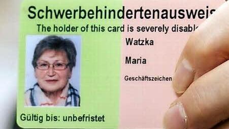 Zweifarbig ist der Schwerbehindertenausweis von Maria Watzka.