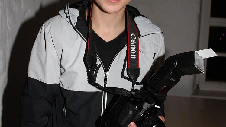 Rawad (16) kam als unbegleiteter Flüchtlingsjunge vor einem halben Jahr aus Syrien nach Deutschland. Er hat schon in seiner Heimat gerne fotografiert, jetzt hat ihm "Kulmbach ist bunt" eine Kamera besorgt, die auch beim Gründungsfest zum Einsatz kam.  Foto: Sonja Adam