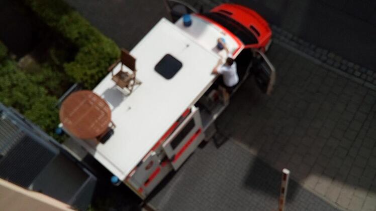 Dank Tisch und Stuhl vom Nachbarn schafften es die Malteser, der Person auf dem Balkon schnell zu helfen. Foto: privat
