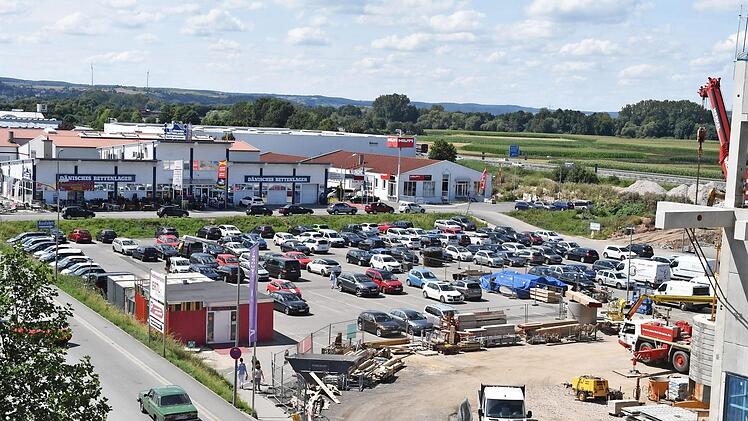 In dem Bereich werden Aldi- und Rewe-Märkte entstehen.Foto: Ronald Rinklef
