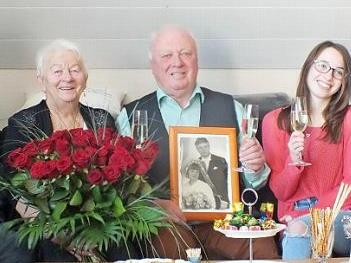 Dritter Bürgermeister Georgios Halkias (l.) sowie die Enkelkinder Larissa und René gehörten zu den Gratulanten von Barbara und Ralf Holzbecher. Foto: Manfred Welker