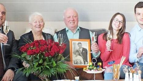 Dritter Bürgermeister Georgios Halkias (l.) sowie die Enkelkinder Larissa und René gehörten zu den Gratulanten von Barbara und Ralf Holzbecher. Foto: Manfred Welker