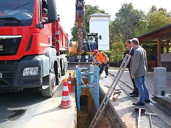 In der Weberstraße in Hornschuchshausen sind derzeit die Arbeiter der Firma ASK dabei, die Wasserleitung zu erneuern. Foto: Jürgen Gärtner