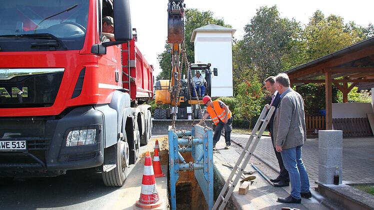 In der Weberstraße in Hornschuchshausen sind derzeit die Arbeiter der Firma ASK dabei, die Wasserleitung zu erneuern. Foto: Jürgen Gärtner