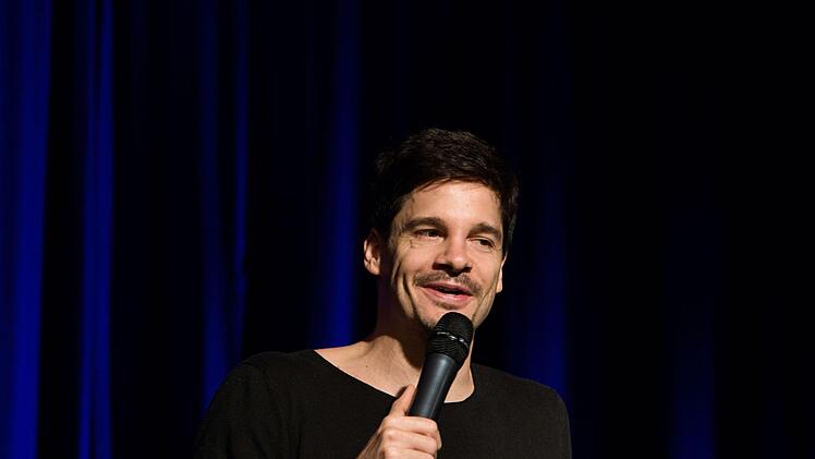 Erheiternder Blick in den Spiegel: Alain Frei gastierte erstmals in Coburg.Foto: Jochen Berger