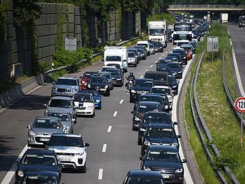 Kaum hat die Urlaubssaison begonnen, sind auch die Straßen wieder deutlich voller als sonst. Hier sind Tipps, wie Sie den Stau gut überstehen. Foto: Daniel Bockwoldt/dpa