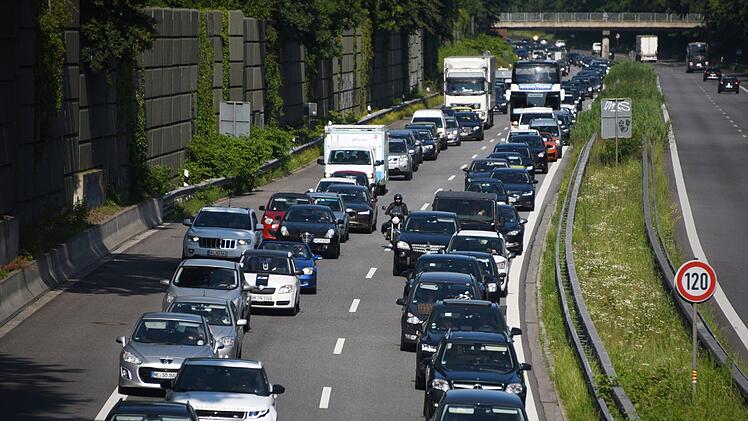 Kaum hat die Urlaubssaison begonnen, sind auch die Straßen wieder deutlich voller als sonst. Hier sind Tipps, wie Sie den Stau gut überstehen. Foto: Daniel Bockwoldt/dpa