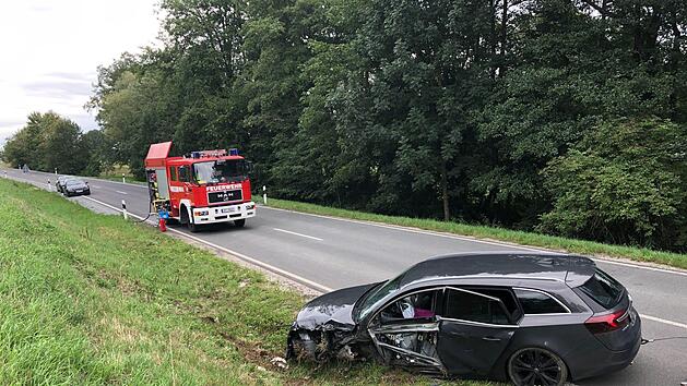 Schwerer Unfall in Fr&auml;nkischer Schweiz: Ein Auto geriet auf die Gegenspur und prallte mit einem Lkw zusammen. Foto: NEWS5 / Fricke
