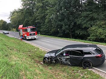 Schwerer Unfall in Fr&auml;nkischer Schweiz: Ein Auto geriet auf die Gegenspur und prallte mit einem Lkw zusammen. Foto: NEWS5 / Fricke