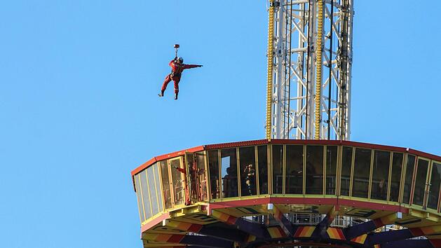 Auf der Aussichtsplattform des "Top of the World" im Freizeitland Geiselwind steckten am Dienstag 21 Menschen fest. In 60 Metern H&ouml;he. Am Tag danach st&uuml;rmten zahlreiche Besucher den Park. Foto: News5/Merzbach