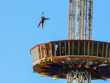 Auf der Aussichtsplattform des "Top of the World" im Freizeitland Geiselwind steckten am Dienstag 21 Menschen fest. In 60 Metern H&ouml;he. Am Tag danach st&uuml;rmten zahlreiche Besucher den Park. Foto: News5/Merzbach