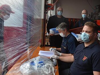 Die Feuerwehr beim Verteilen der Masken. Foto: Peter Rauch