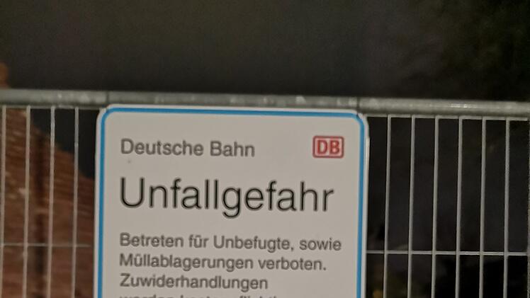 Warntafel am Lokschuppengelände